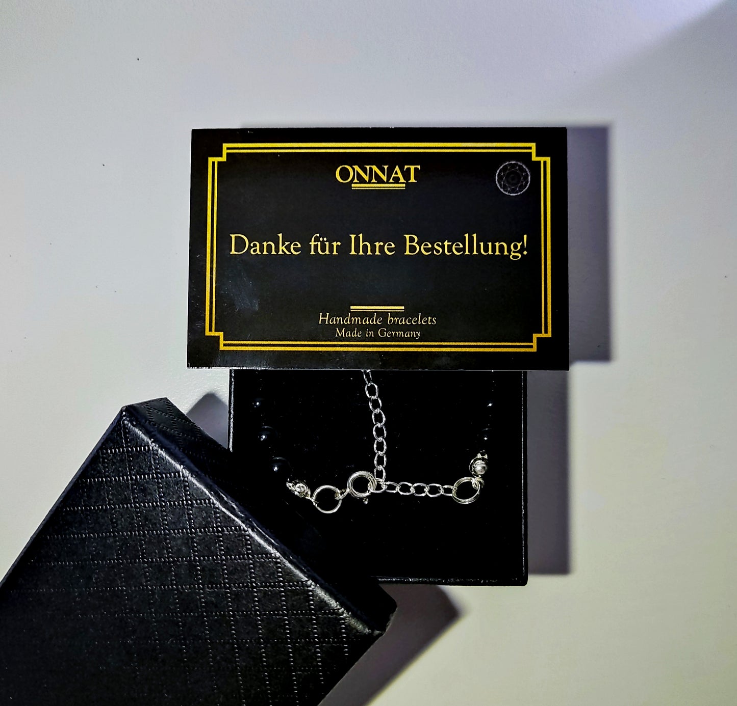 Close up Bild von der Verpackung von dem Armband mit Danke Karte vom Armband Onyx Black