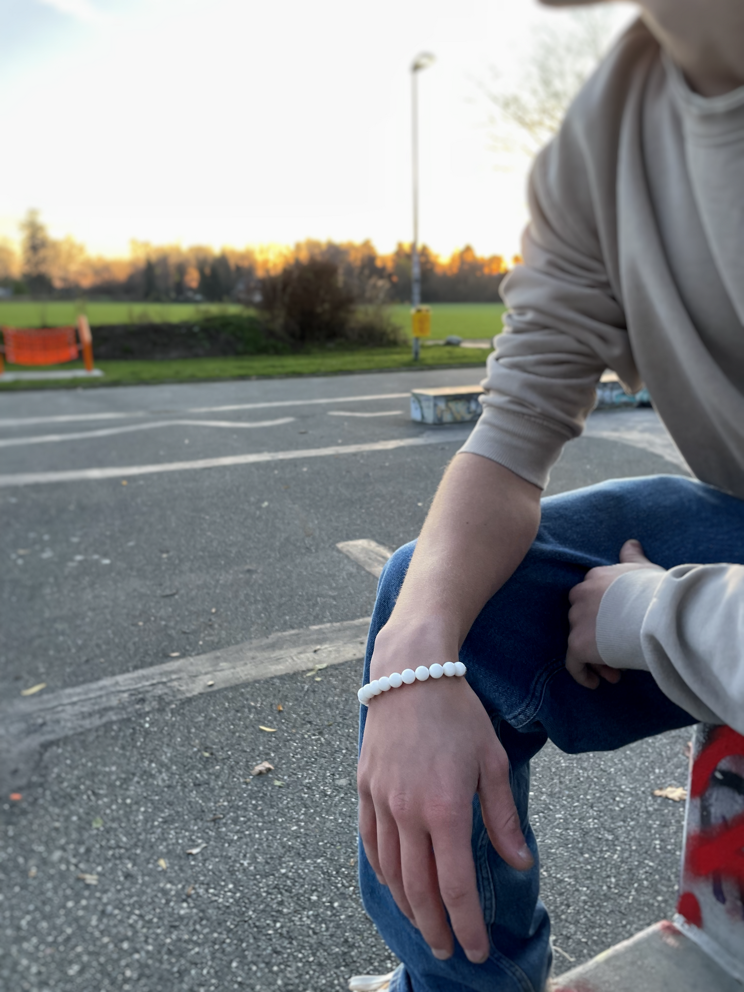 Produkt Bild weißes Perlenarmband Crytsal white mit Person Infinite Void ONNAT 